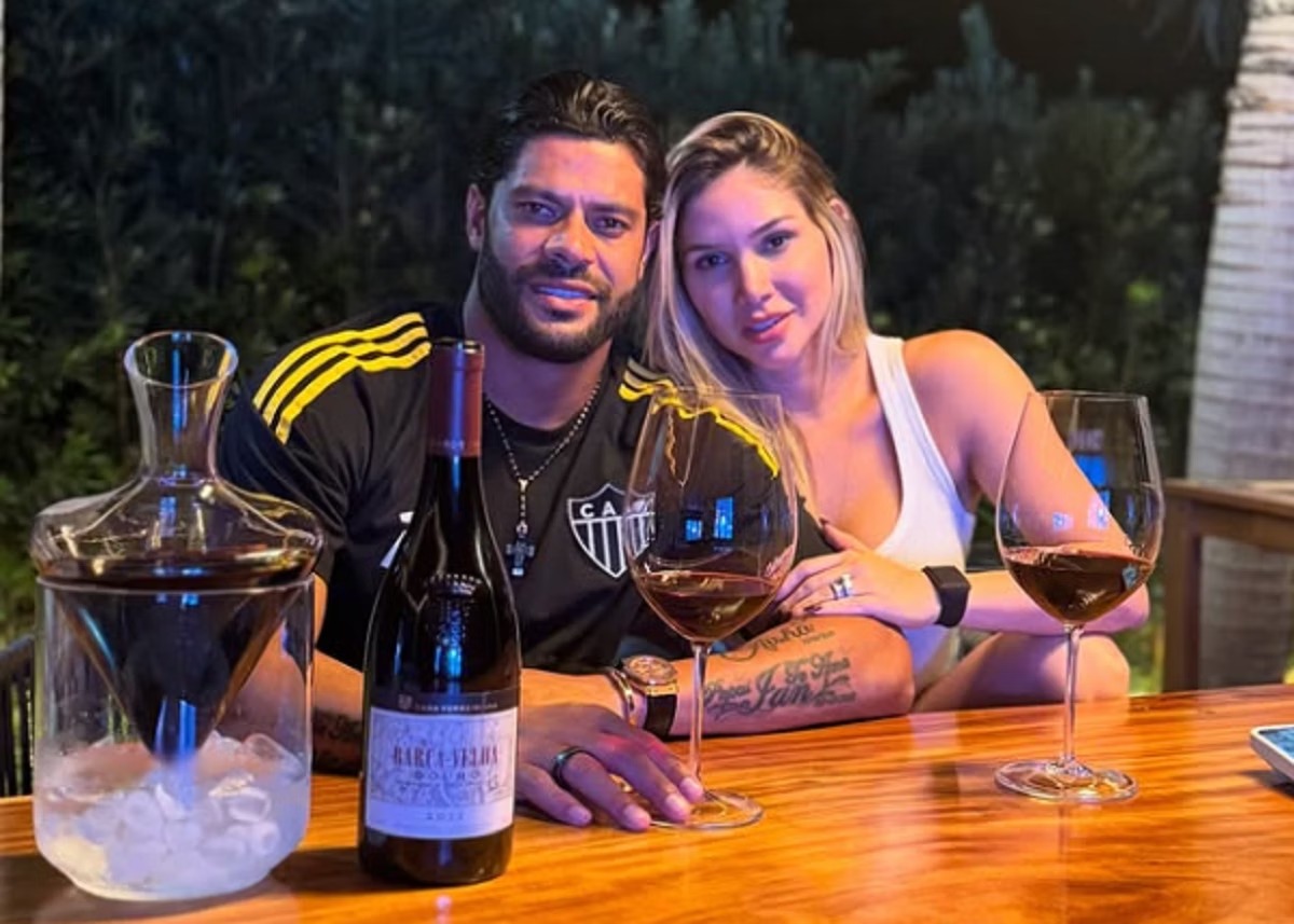 Hulk Paraíba comemora vitória sobre o Cruzeiro com vinho de R$ 20 mil