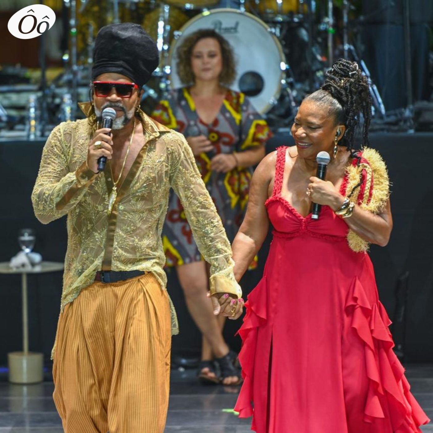 Carlinhos Brown faz participação surpresa em show de Margareth Menezes em Salvador