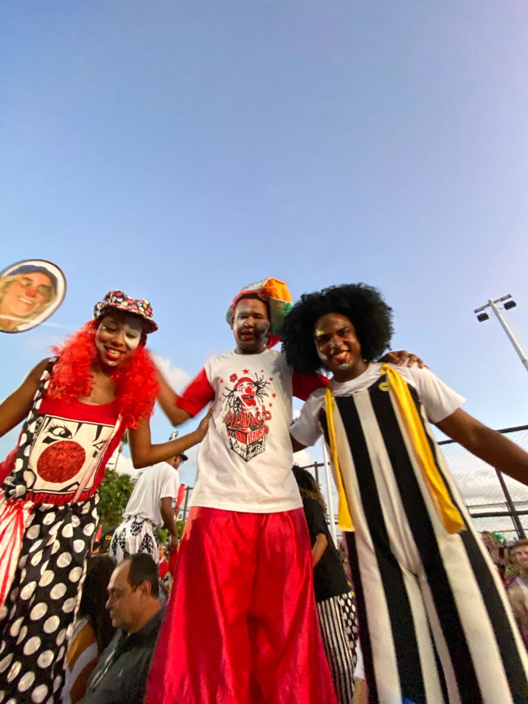 Palhaços do Rio Vermelho tomam conta das ruas do bairro em tradicional pré-Carnaval; veja fotos