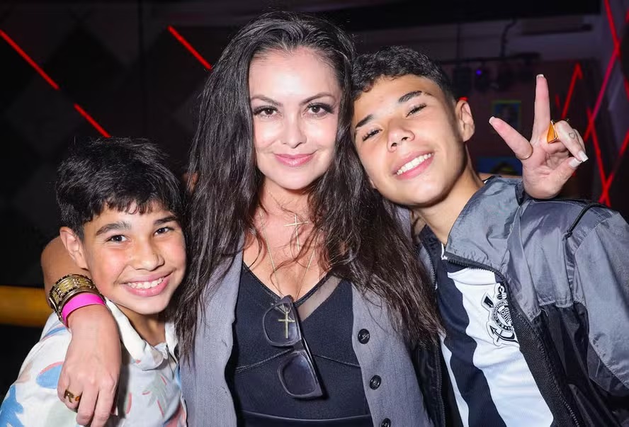 Susposta pivô da separação de Wanessa e Dado, Renata Brás curte show com filhos da cantora
