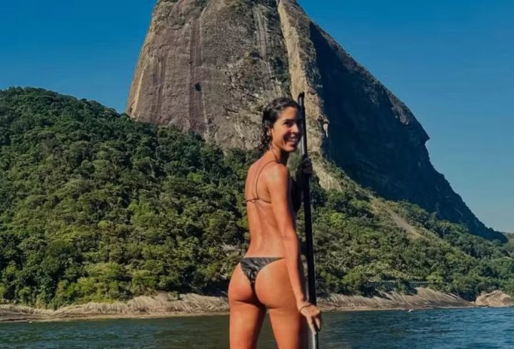 Bela Gil pratica stand up paddle em cenário paradisíaco: ‘Mais bonito não há’