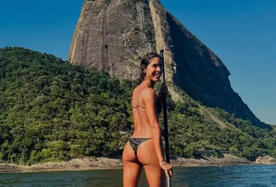 Bela Gil pratica stand up paddle em cenário paradisíaco: ‘Mais bonito não há’