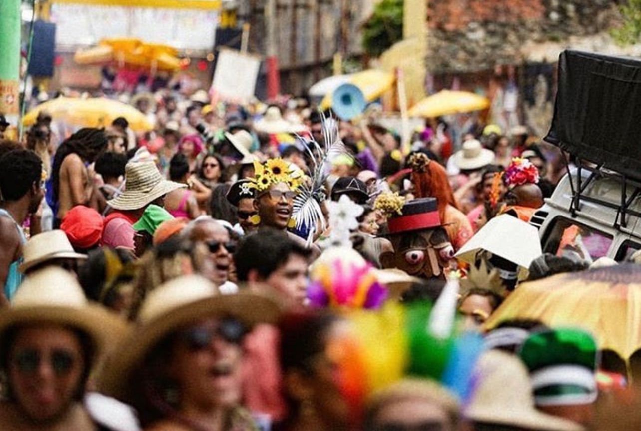 Banho de Mar à Fantasia terá 12h de duração com fanfarras, samba e DJ’s; confira programação