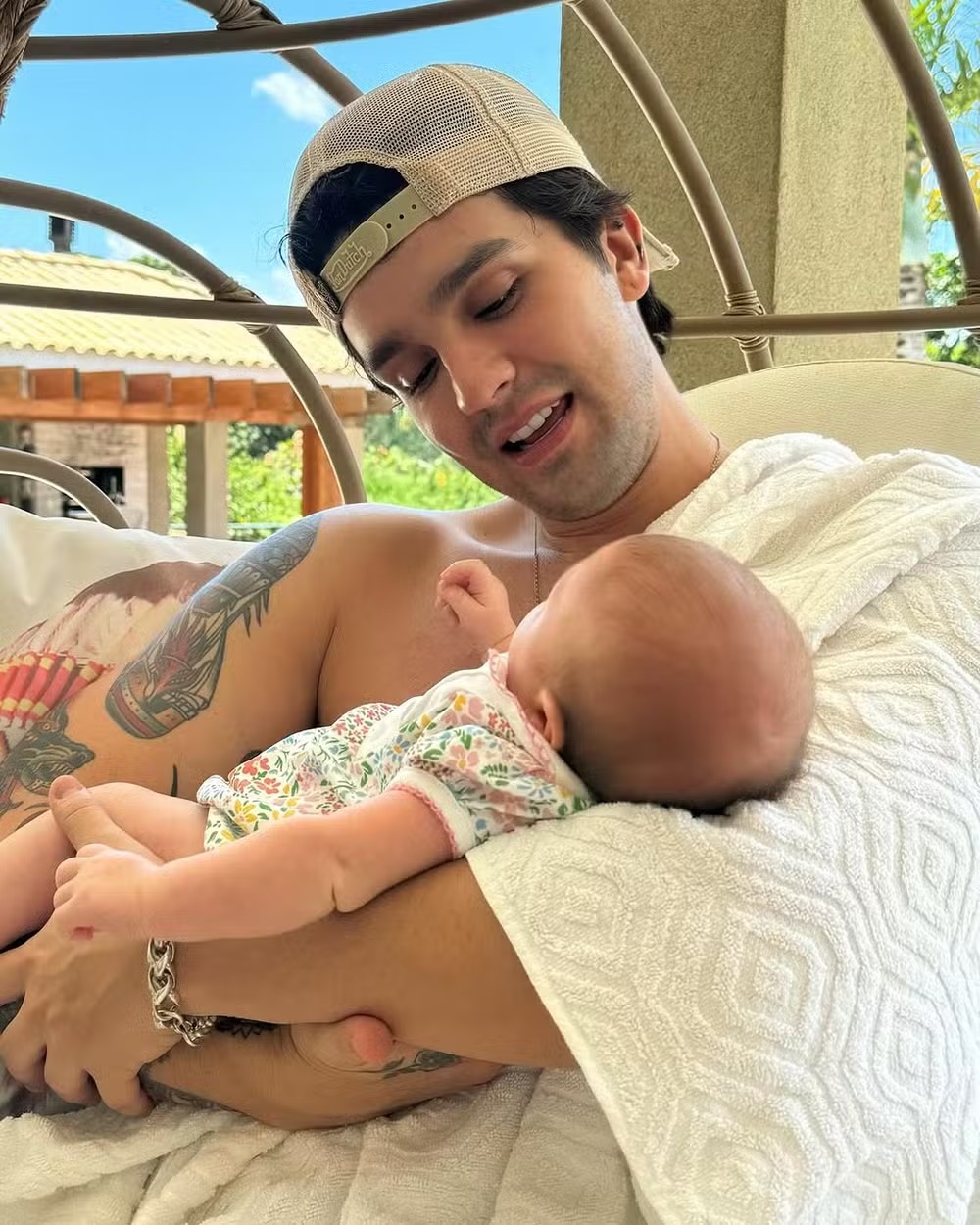 Luan Santana encanta fãs com foto inédita da filha, Serena