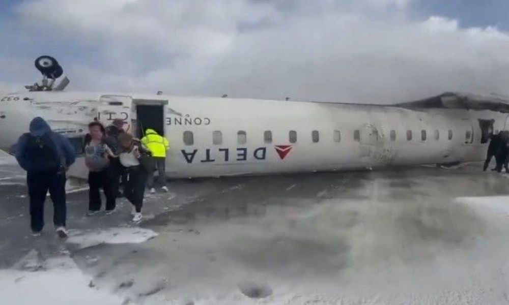 Avião capota na pista durante pouso em Toronto e deixa feridos