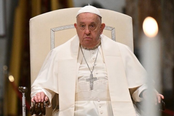 Papa Francisco segue em estado crítico,  informa Vaticano