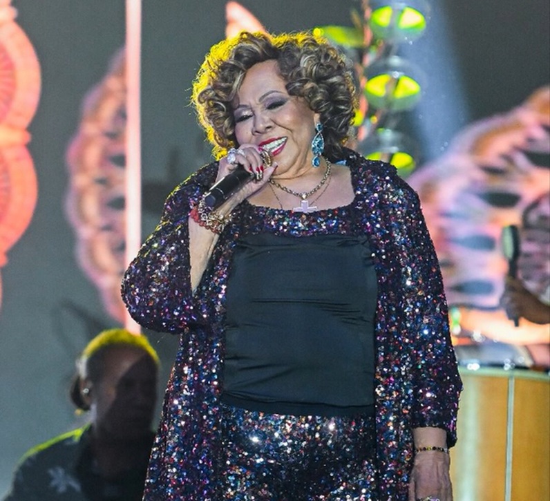 Alcione passa mal de calor e interrompe show em Recife