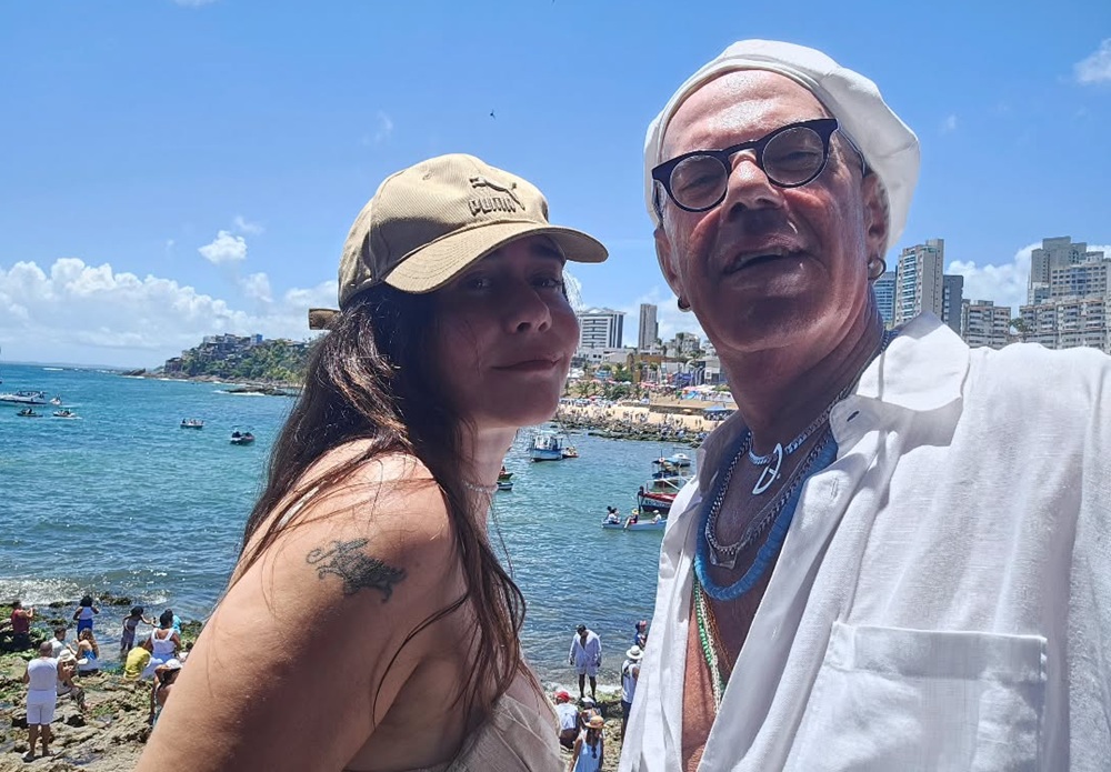 Em Salvador, Alessandra Negrini participa da Festa de Iemanjá