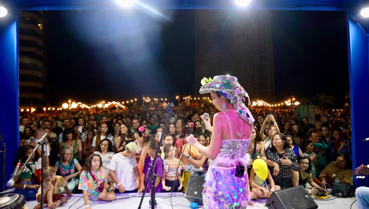 mãeana embalou grande público com show vibrante no terraço de shopping em Salvador