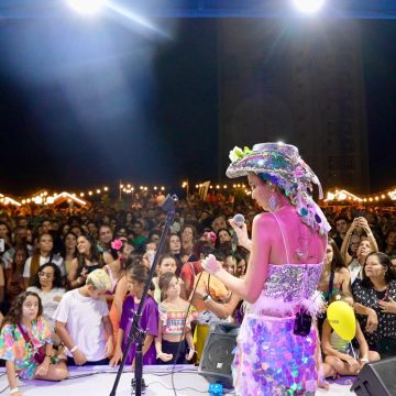 mãeana embalou grande público com show vibrante no terraço de shopping em Salvador