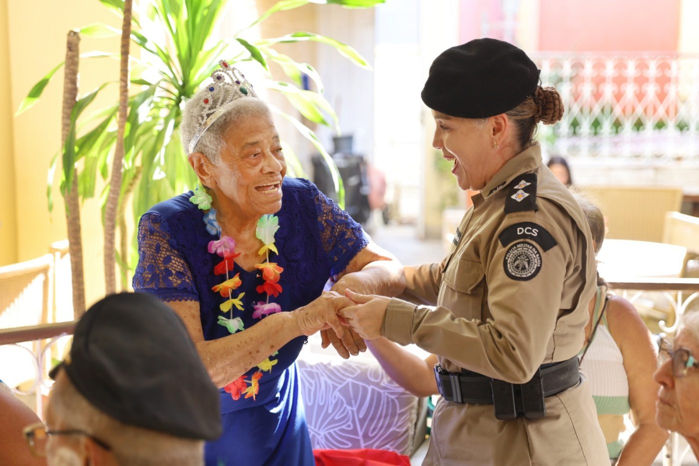 PM leva bailinhos de Carnaval para asilos de Salvador