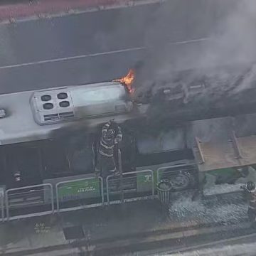 Avião de pequeno porte cai em avenida na Barra Funda, em São Paulo, e atinge ônibus