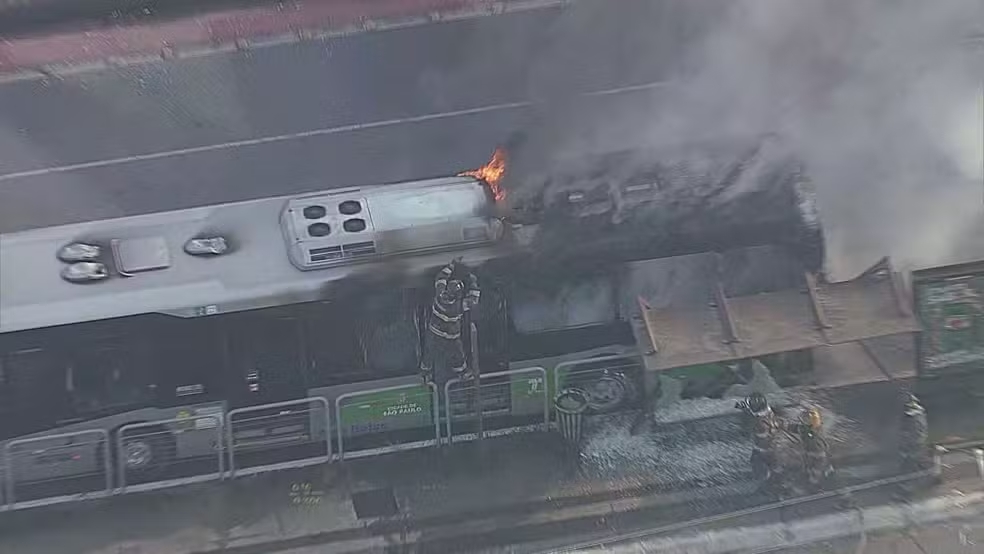 Avião de pequeno porte cai em avenida na Barra Funda, em São Paulo, e atinge ônibus