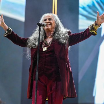 Maria Bethânia completa 60 anos de carreira e relembra a estreia que mudou a música brasileira: ‘Dia mágico para mim’