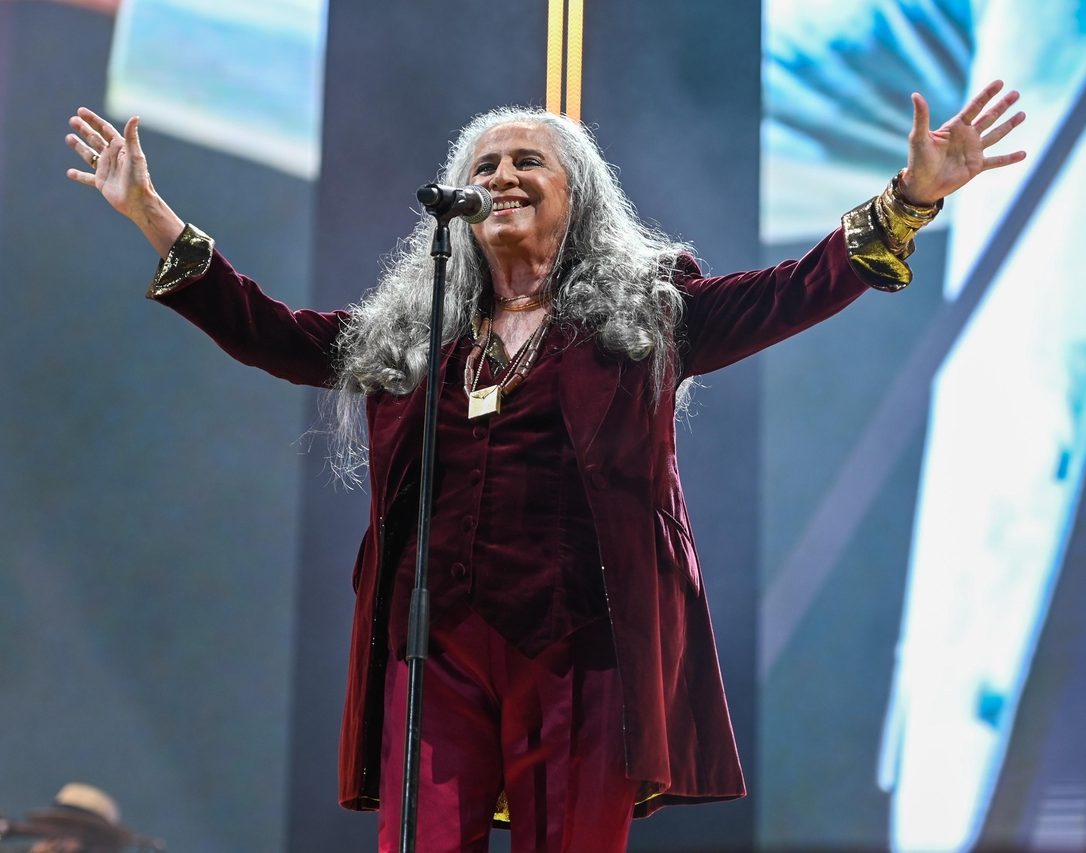 Maria Bethânia completa 60 anos de carreira e relembra a estreia que mudou a música brasileira: ‘Dia mágico para mim’