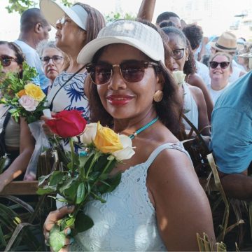 ‘Ela me salvou de dois afogamentos’, celebra devota de Iemanjá