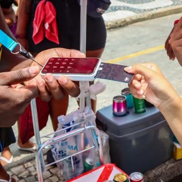 Vai levar o cartão para a folia? Saiba como se proteger de golpes no Carnaval