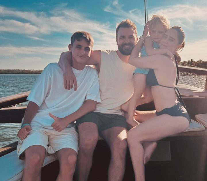 Cássio Reis abre álbum de fotos de férias na Bahia com a família