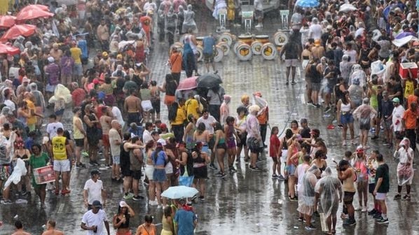 Já posso sair? Veja horários em que deve chover durante o Carnaval