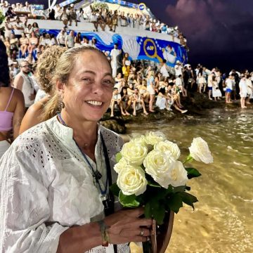 Cissa Guimarães amanhece no Rio Vermelho e coloca flores no mar para Iemanjá