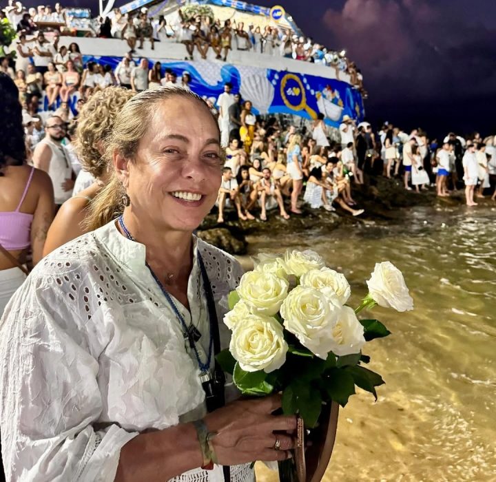 Cissa Guimarães amanhece no Rio Vermelho e coloca flores no mar para Iemanjá