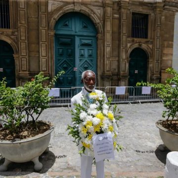 Coroa de flores é colocada no Pelourinho após morte de turista em desabamento de igreja