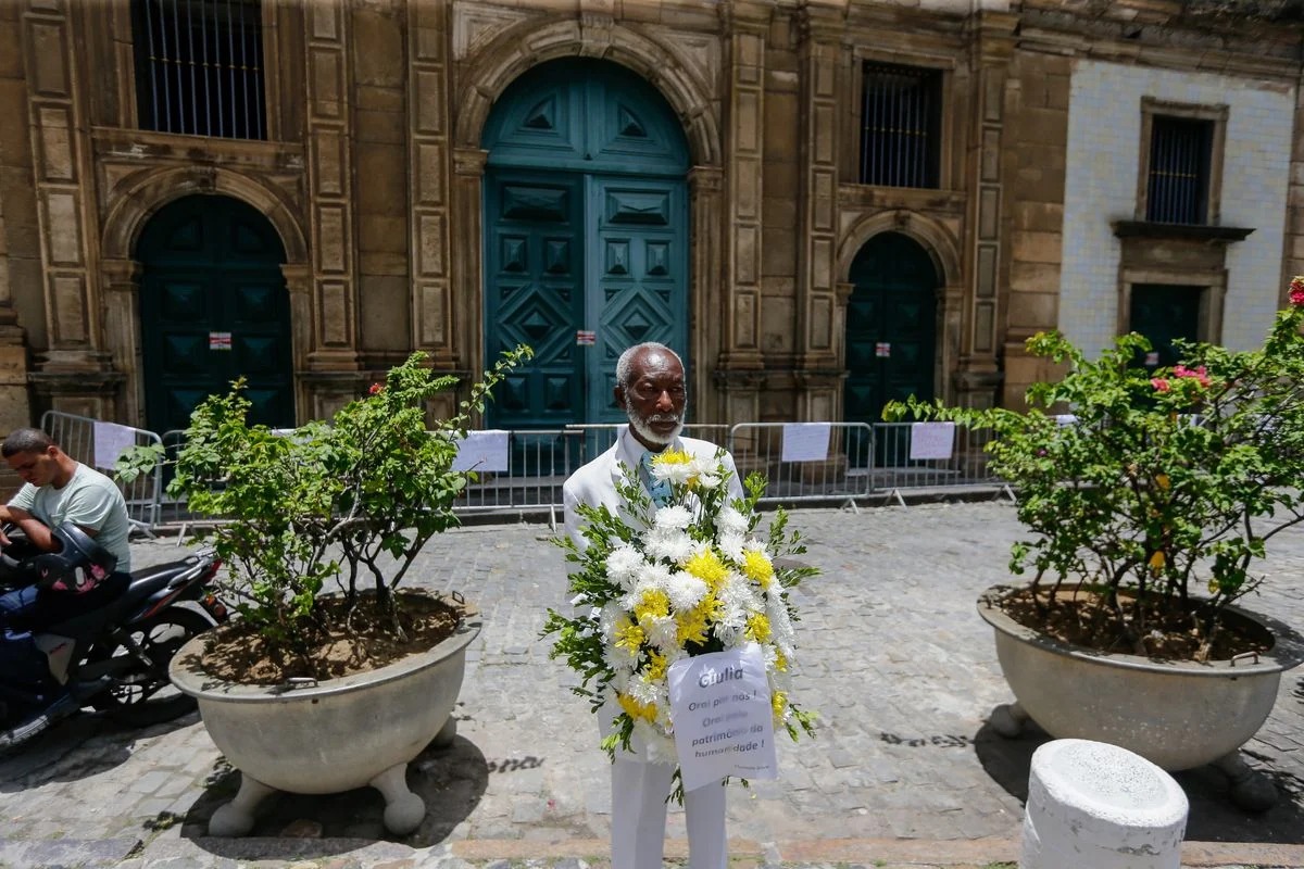 Coroa de flores é colocada no Pelourinho após morte de turista em desabamento de igreja