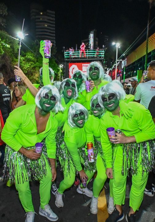 Lore Improta com grupo de amigos na pipoca – Foto: Elias Dantas/Alô Alô Bahia