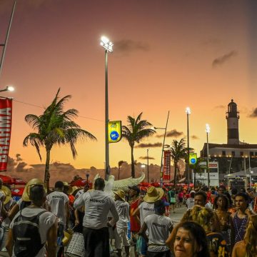 Fuzuê inicia maratona da folia em Salvador com muita música, fantasias e diversão