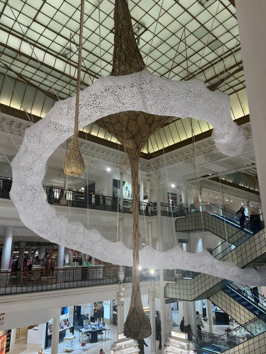 Ernesto Neto cruza fronteiras e assina instalação em loja de Paris