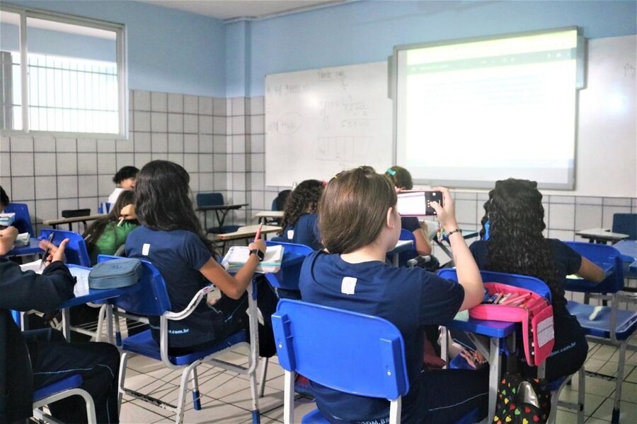 Lei do Celular: Bahia começa a implementar restrição de uso nas escolas