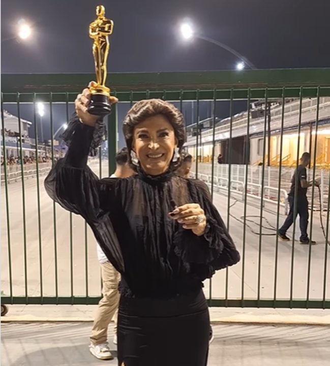 Fernanda Torres com o Oscar vira fantasia de Carnaval em ensaio de escola de samba