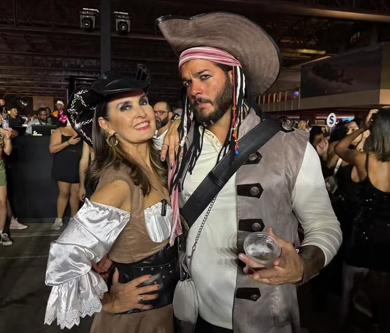 Fátima Bernardes e Túlio se fantasiam de piratas para pré-Carnaval em Recife