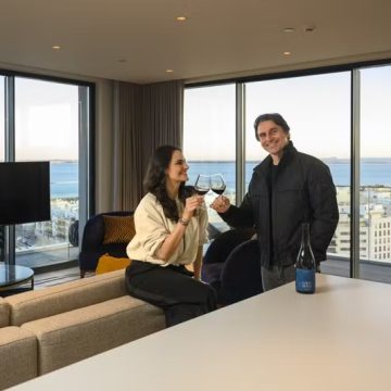 Murilo Rosa e Fernanda Tavares mostram apartamento de 180m² com vista deslumbrante em Portugal