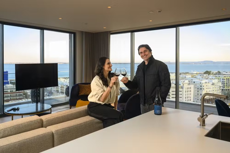 Murilo Rosa e Fernanda Tavares mostram apartamento de 180m² com vista deslumbrante em Portugal