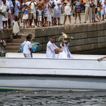 Devotos celebram Iemanjá em cerimônias no Rio de Janeiro