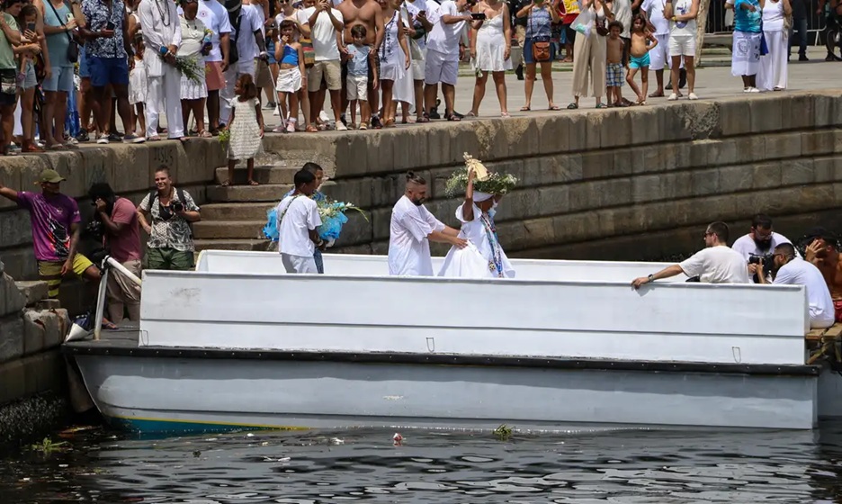 Devotos celebram Iemanjá em cerimônias no Rio de Janeiro