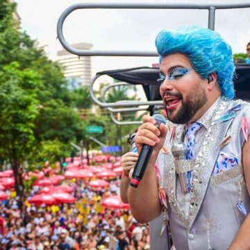 Tiago Abravanel desfila no Carnaval de São Paulo e homenageia avô Silvio Santos: “A diversão é que manda aqui”