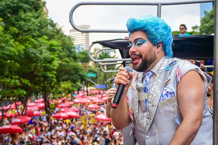 Tiago Abravanel desfila no Carnaval de São Paulo e homenageia avô Silvio Santos: “A diversão é que manda aqui”