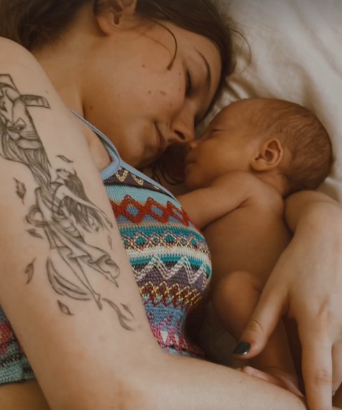 Isabel Veloso retorna para casa após internação e compartilha momento com o filho