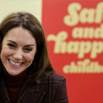 Kate Middleton visita presídio feminino e ouve relatos de mães detentas; veja fotos