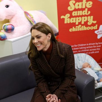 Kate Middleton visita presídio feminino e ouve relatos de mães detentas; veja fotos