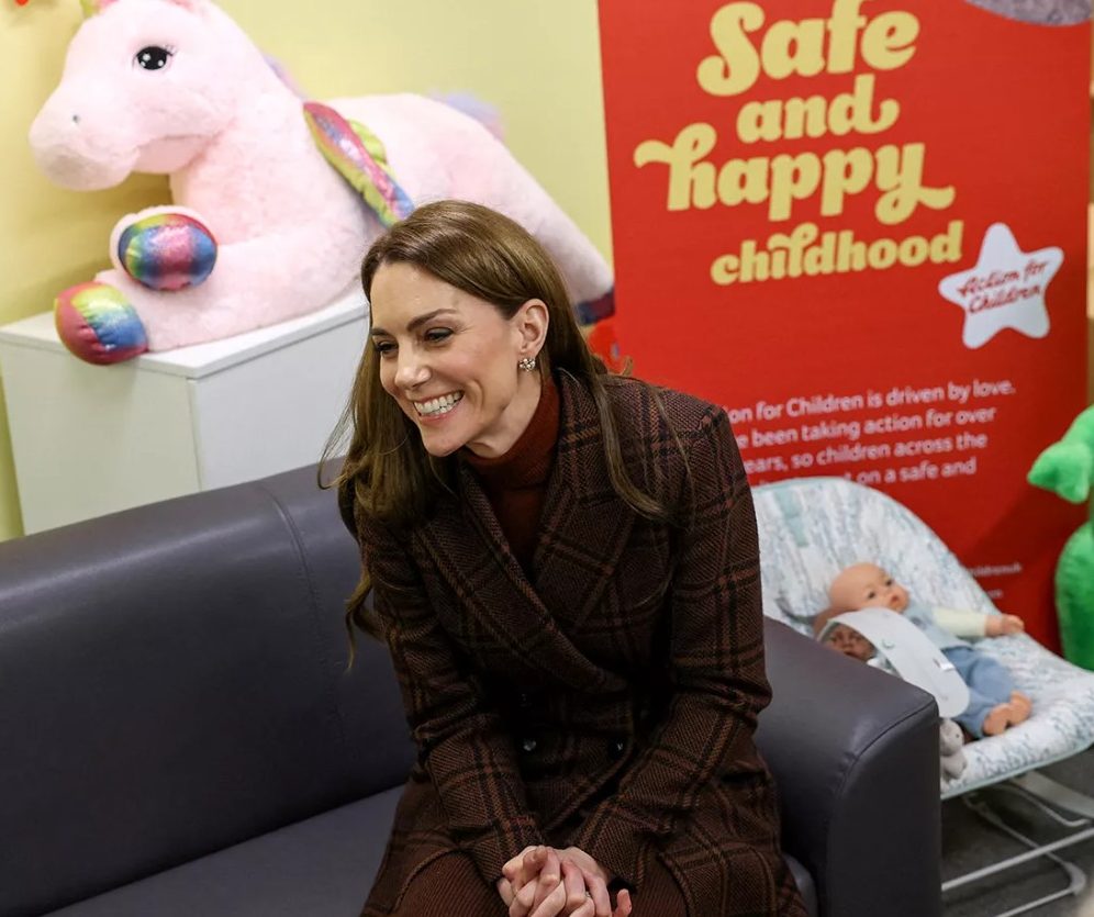 Kate Middleton visita presídio feminino e ouve relatos de mães detentas; veja fotos