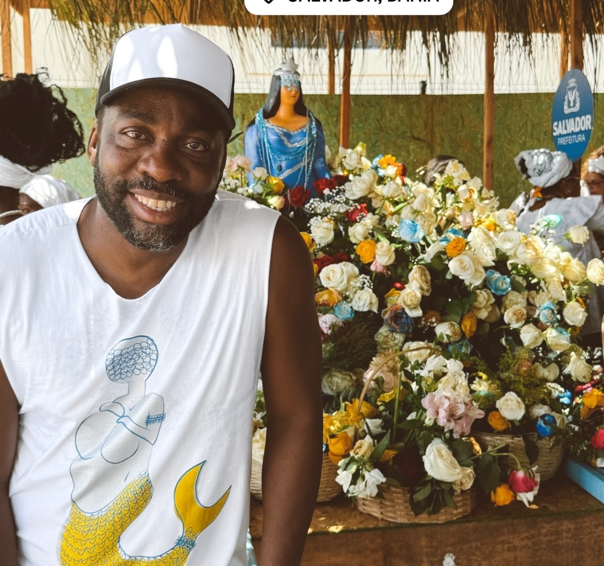 Lázaro Ramos presta homenagem a Iemanjá no Rio Vermelho