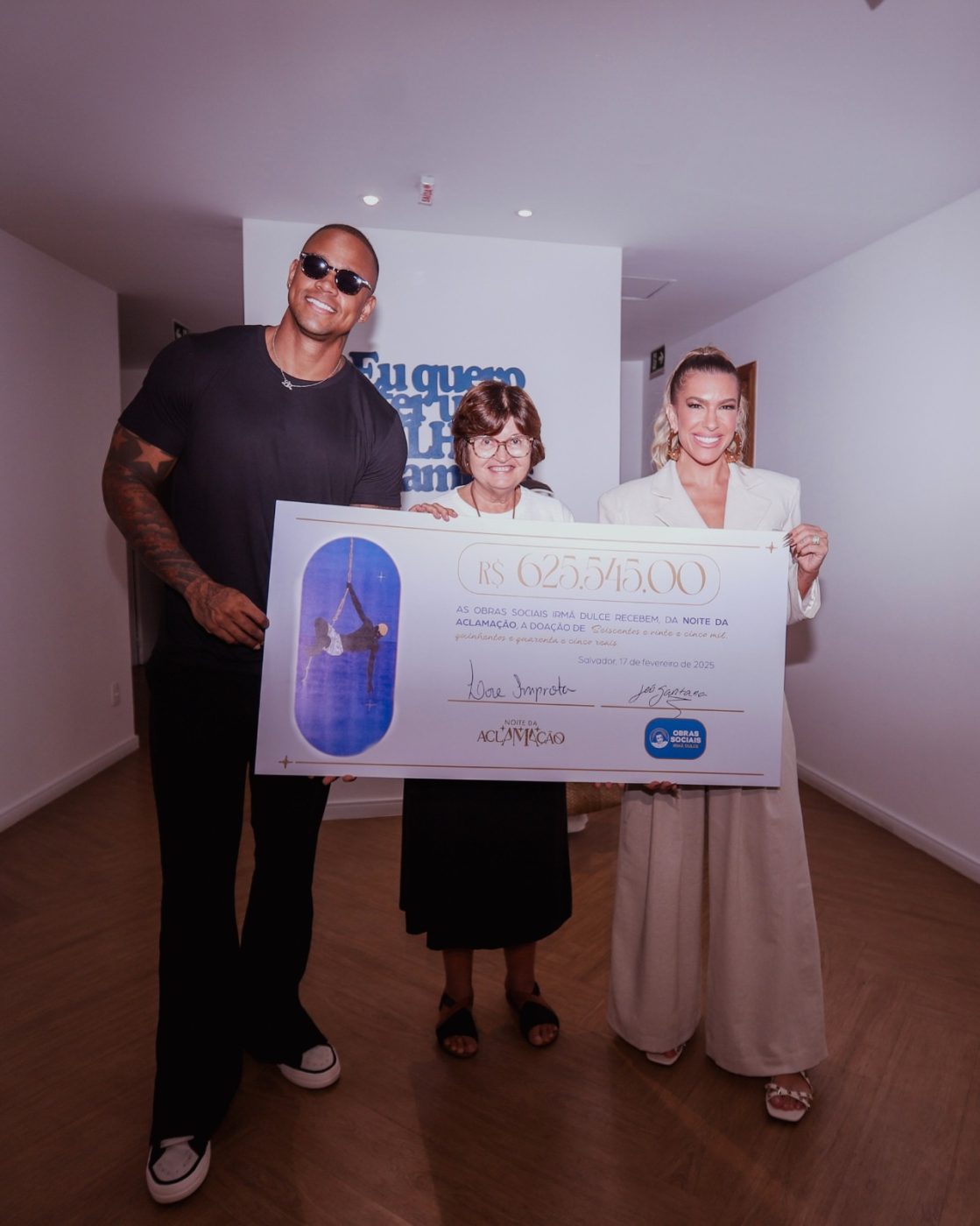 Após evento beneficente, Lore Improta e Léo Santana doam cheque de R$ 625 mil às Obras Sociais Irmã Dulce