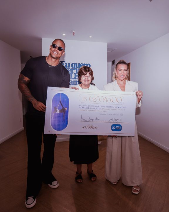 Após evento beneficente, Lore Improta e Léo Santana doam cheque de R$ 625 mil às Obras Sociais Irmã Dulce