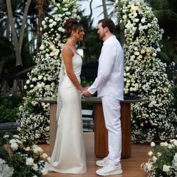 Com três dias de evento, filha de Elaine Mickely e César Filho se casa com inglês no Ceará