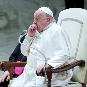 Com dificuldades respiratórias, Papa Francisco não consegue concluir leitura de discurso no Vaticano