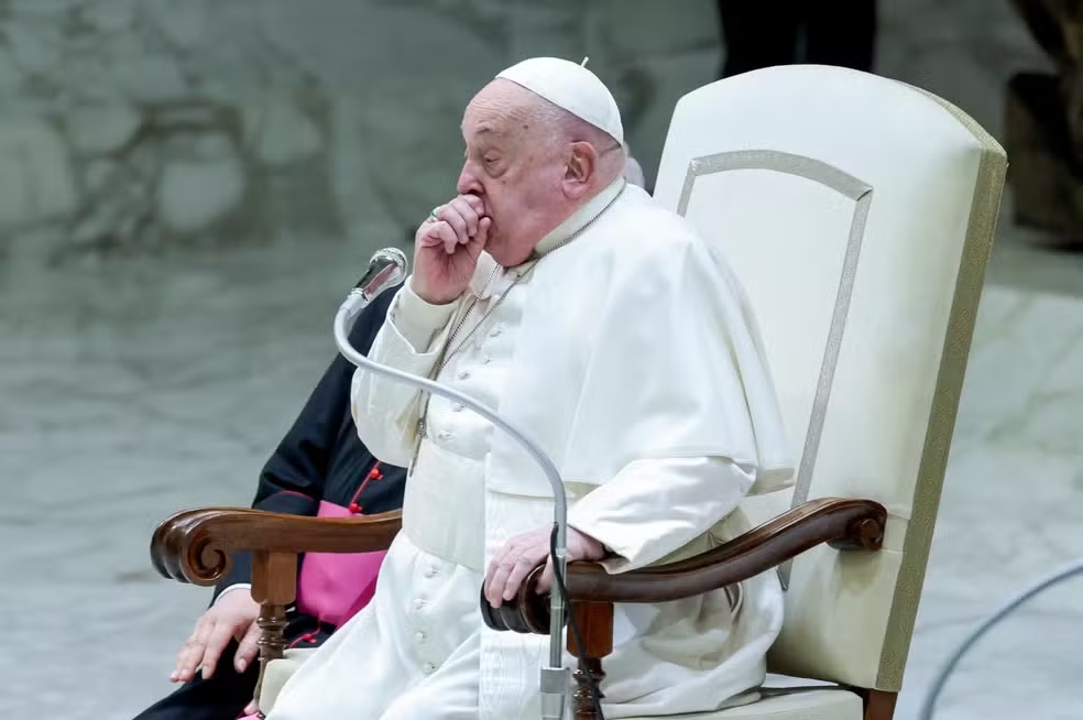 Com dificuldades respiratórias, Papa Francisco não consegue concluir leitura de discurso no Vaticano