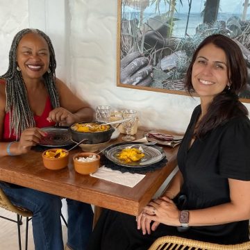 De férias em Salvador, Manuela D’Ávila experimenta comida baiana em encontro com Olívia Santana